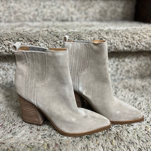 NWOB Marc Fisher Suede Pointed Toe Ankle Boot Taupe Grey color Oshay size 4.5 - Picture 1 of 7